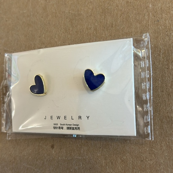 NWT Dainty heart earrings are deep blue with gold tone metal & post style backs - Picture 3 of 6